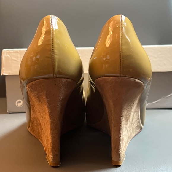 Charles David patent pumps - colour: tan, women’s US size 7.5M - Picture 3 of 6
